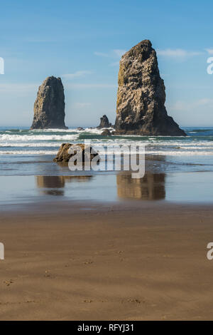 Wellen an senkrechten Felsen in Cannon Beach, Oregon, USA. Stockfoto