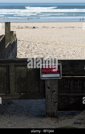 Eine private Eigenschaft Zeichen vor der Strand sand in Cannon Beach, Oregon, USA. Stockfoto