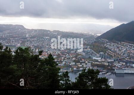 Blick nach Westen über Bergen, Norwegen, vom Berg Fløyen Stockfoto