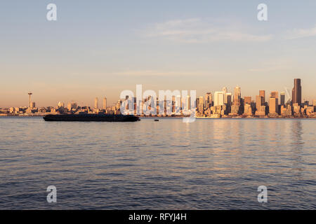 Elliott Bay, Seattle Bay, Sonnenuntergang Licht auf die Wolkenkratzer von downtown im Hintergrund, Washington, USA Stockfoto