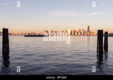 Elliott Bay, Seattle Bay, Sonnenuntergang Licht auf die Wolkenkratzer von downtown im Hintergrund, Washington, USA Stockfoto