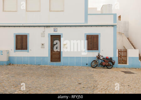 Cacela Velha Portugal. gepflasterten Gassen in kleinen portugiesischen Stadt auf Cacela, Algarve, Portugal, Europa. Stockfoto