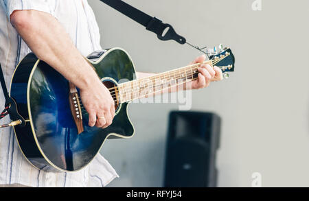 Gitarrist spielt im City Park Jazz Festival auf sonnigen Sommertag Stockfoto