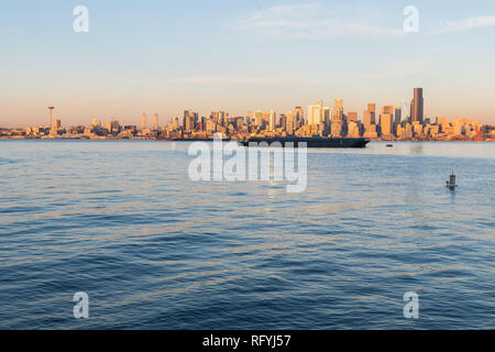 Elliott Bay, Seattle Bay, Sonnenuntergang Licht auf die Wolkenkratzer von downtown im Hintergrund, Washington, USA Stockfoto