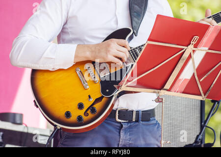 Gitarrist spielt im City Park Jazz Festival auf sonnigen Sommertag Stockfoto