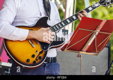 Gitarrist spielt im City Park Jazz Festival auf sonnigen Sommertag Stockfoto