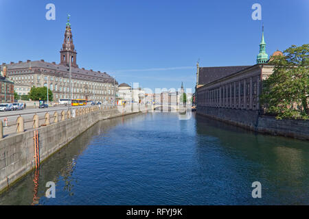 Juni 27, 2018 - Kopenhagen, Dänemark: Parlament Gebäude entlang Frederiksholms Kanal Stockfoto