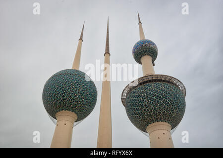 Kuwait Tower City Skyline bei Nacht leuchtenden, in Kuwait im Dezember 2018 im hdr getroffen wurden Stockfoto