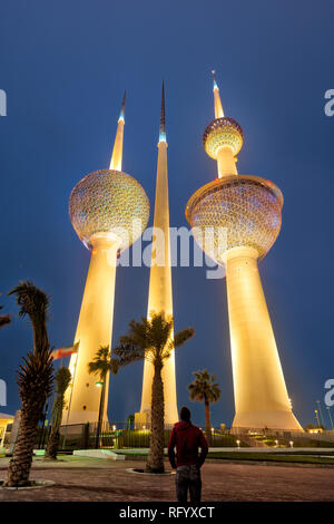 Kuwait Tower City Skyline bei Nacht leuchtenden, in Kuwait im Dezember 2018 im hdr getroffen wurden Stockfoto