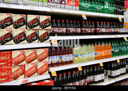 Lebensmittelgeschäft Innenraum Regale mit kohlensäurehaltigen Getränke: Coca Cola Produkte. Stockfoto