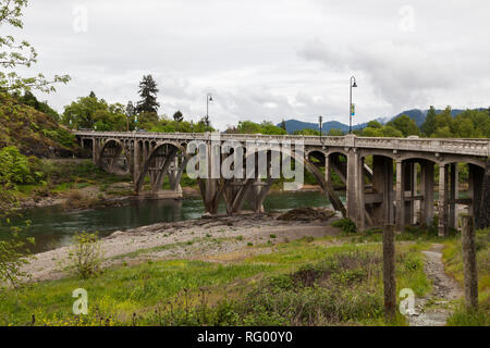 MYRTLE Creek, Virginia - 17. April 2014: Die North Main Street Bridge über den Süden Umpqua River in Myrtle Creek, oder am 17. April 2014. Stockfoto