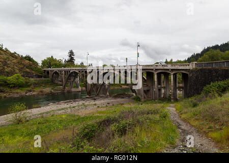 MYRTLE Creek, Virginia - 17. April 2014: Die North Main Street Bridge über den Süden Umpqua River in Myrtle Creek, oder am 17. April 2014. Stockfoto