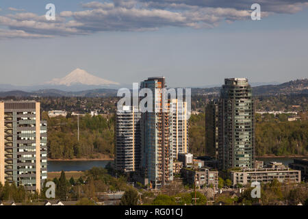 PORTLAND, Oregon - April 14, 2014: ein Tram Car Ansicht der städtischen Gebäude, die Willamette River, und einem weit entfernten Mount Hood in Portland am 14. April 201 Stockfoto