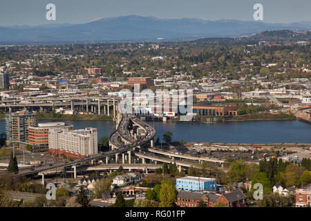 PORTLAND, Oregon - 14. April 2014: Die Ansicht von marquam Hill obere Tram Station der städtischen Gebäude und Marquam Brücke über den Willamette River in Po Stockfoto