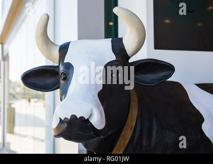 Nahaufnahme einer Kuh Kopf Statue vor Shop Stockfoto