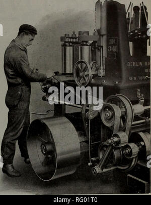 . Kanadische Forstindustrie 1911. Holzschlag; Wälder und Forstwirtschaft; Wald; Wald - zellstoffindustrie; Holz verarbeitenden Industrien. Kanada LUMBERMAN UND WOODWORKER 6 ich Effizienteste Einzugswalzenantrieb Reibungen haben keinen Platz auf einem Band gesehen. Unsere stabile Gürtel variable feed Gerät ist einfach und robust, jede Unze Sendeleistung zu den Einzugswalzen. Der Bediener hat sofortige Änderung der Feed auf seiner Maschine, aber das ist einfach eine Besonderheit auf der Berliner BAND RE-Sägen für illustrierte Katalog der Linie die Effizienz der Berliner Variable speed Gerät senden, zusammen mit dem Bau Stockfoto