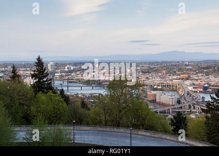 PORTLAND, Oregon - 14. April 2014: Die Ansicht von marquam Hill obere Tram Station der städtischen Gebäude und Marquam Brücke über den Willamette River in Po Stockfoto