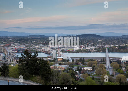 PORTLAND, Oregon - 14. April 2014: Die Ansicht von marquam Hill oberen S-Bahnstation Marquam Brücke, Bau auf Tilikum Crossing und Ross Island Stockfoto