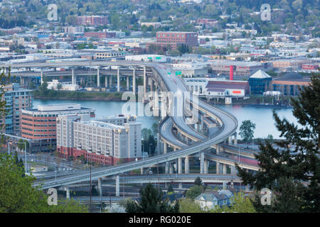 PORTLAND, Oregon - 14. April 2014: Die Ansicht von marquam Hill obere Tram Station der städtischen Gebäude und Marquam Brücke über den Willamette River in Po Stockfoto