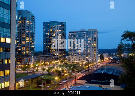 PORTLAND, Oregon - 14. April 2014: eine twilight Ansicht der Wohnanlagen, Straßenlaternen und Autos mit einem klaren Himmel in Portland am 14. April 2014. Stockfoto