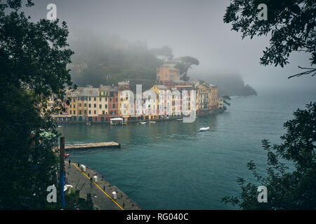 Panorama von Portofino an einem nebligen und regnerischen Tag. Fischerdorf / Ferienort in Italienisch Riveria, Italien. Stockfoto