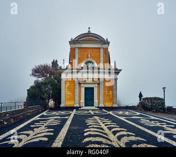 Kirche San Giorgio (Chiesa di San Giorgio) an einem nebligen und regnerischen Tag in Portofino, Italienische Riviera, Italien. Stockfoto