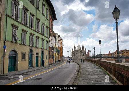 Santa Maria della Spina und alte Häuser in Pisa, Italien Stockfoto