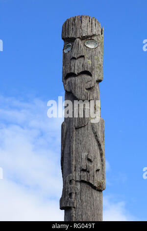 Eine große geschnitzte Poe aus Holz und Shell, steht sie bei Otatara Pa, in Neuseeland. Stockfoto