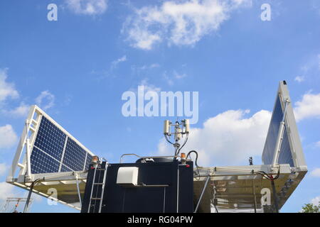 Solarstrom oder Solarzellen und Handy Antenne Stockfoto