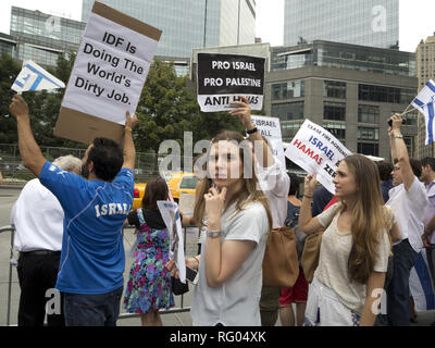 Pro-Israel Demonstranten Rally in der Nähe des Columbus Circle in NEW YORK Israel während des israelisch-palästinensischen Konflikts zu unterstützen, 1. August 2014. Stockfoto