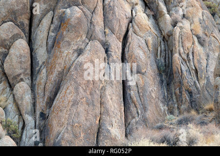 Eine Wand aus Felsen in den Alabama Hills in der Nähe von Lone Pine, Kalifornien, USA Stockfoto