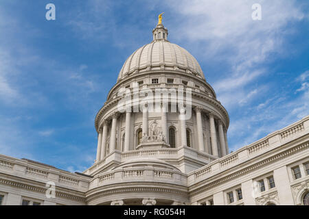 Wisconsin State Capitol Gebäude mit blauem Himmel und Wolken im Hintergrund. Madison, Wisconsin, USA Stockfoto