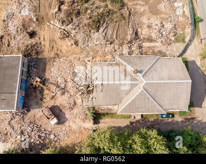 Abbruchbaustelle Antenne Top View. Schwere Baumaschinen heraus zu löschen Ruinen und Trümmer Stockfoto