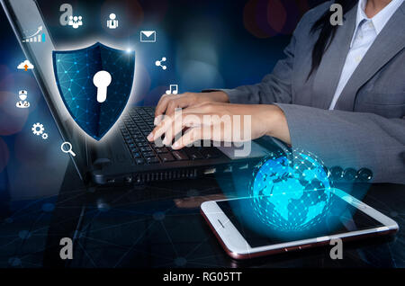 Drücken Sie die Taste Eingabe auf der Tastatur computer Schild Cyber Security Key Lock System abstract Technology World Digital link Cyber Security auf Hi-tech Dar Stockfoto