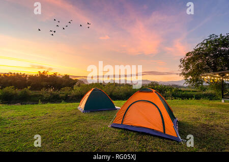 Reisen der Hütte in einer weiten, offenen Raum in den Abend zu verbreiten. Die golden sky Bergblick auf der Nakhasat Sabai in Chiang Mai Thailand Stockfoto