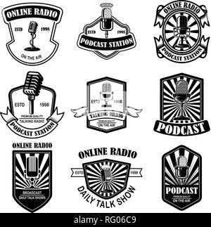 Satz von Vintage podcast, Radio Embleme mit Mikrofon. Design Element für Logo, Label, Zeichen, Emblem, Poster. Vector Illustration Stock Vektor