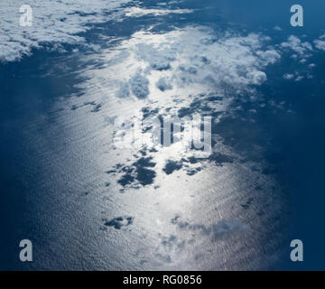 Luftaufnahme des blauen Wasser des Atlantischen Ozeans. Sonnenlicht wird auf der Oberfläche des Wassers nieder. Stockfoto