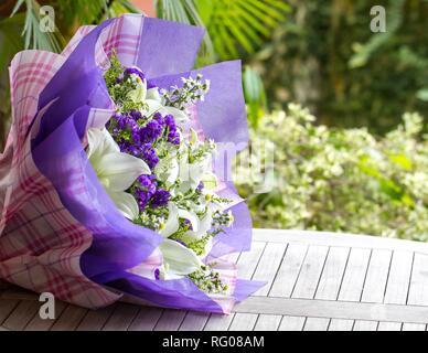 Blumenstrauß aus Lilien und Forget Me nots Stockfoto