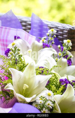 Blumenstrauß aus Lilien und Forget Me nots Stockfoto