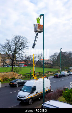 Mann auf einem hydraulischen Winde Ausführen einer Reparatur auf einer Straße Lamp Post Stockfoto