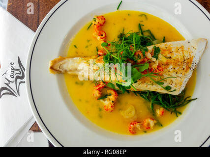 Mittagessen im damals berühmten Magpie Café in Whitby Heilbutt und Krebsschwänzen serviert mit Butter Schalotten und Queller Stockfoto