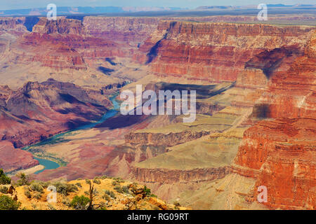 Der Colorado River durch den Grand Canyon vom South Rim am Desert View im Grand Canyon National Park, Arizona, United States o gesehen Stockfoto