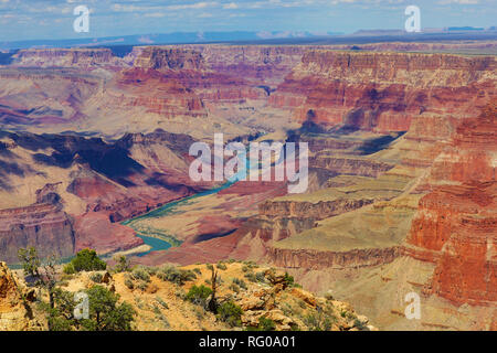 Der Colorado River durch den Grand Canyon vom South Rim am Desert View im Grand Canyon National Park, Arizona, United States o gesehen Stockfoto