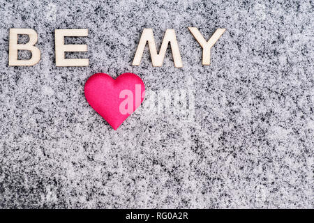 Valentinstag. . Valentinstag. Soft Focus. Hintergrund. Close-up. rosa Herzen im Schnee mit Buchstaben werden meine. Stockfoto