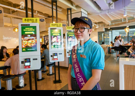 SEOUL, Südkorea - ca. Mai 2017: indoor Porträt der Arbeitnehmer, die sich bei McDonald's Restaurant. McDonald's ist eine US-amerikanische Hamburger und Fast Food Restaurant Stockfoto