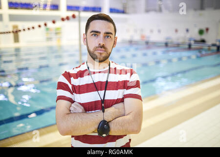 Junge Trainer stehen im Pool Stockfoto