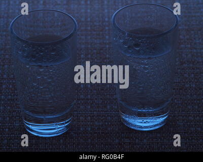 Zwei Gläser Wodka liegen auf dem Tisch. Die Gläser sind mit Wassertropfen bedeckt. Still-Leben. Stockfoto