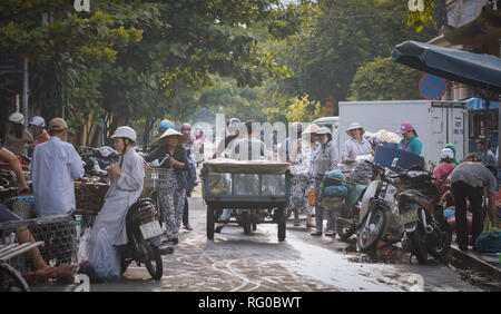 Besetzt asiatischen morgen Street Market in Vietnam. Stockfoto