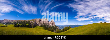 Panoramaaussicht auf hügeligen landwirtschaftlichen Landschaft mit grünen Weiden auf der Seiser Alm, Seiser Alm, Schlern, Schlern, die Berge in der Ferne Stockfoto