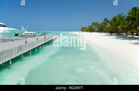 Landung Jetty und weißer Sandstrand, Meeru Island Resort, Malediven, Indischer Ozean, Asien Stockfoto